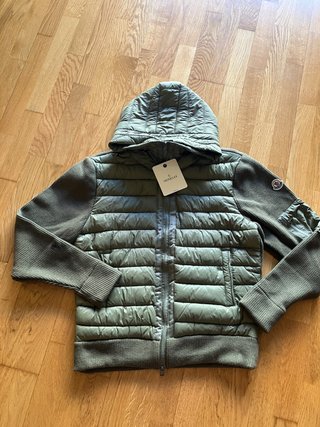 Chaqueta verde con capucha