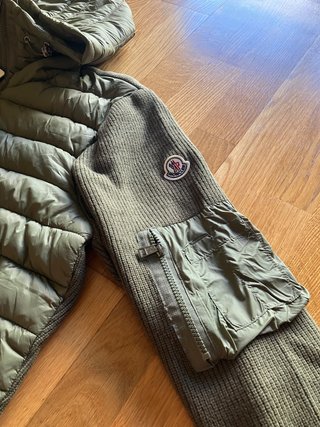 Chaqueta verde con capucha