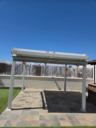 Pérgola biomecanica blanca