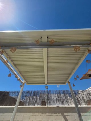Pérgola biomecanica blanca