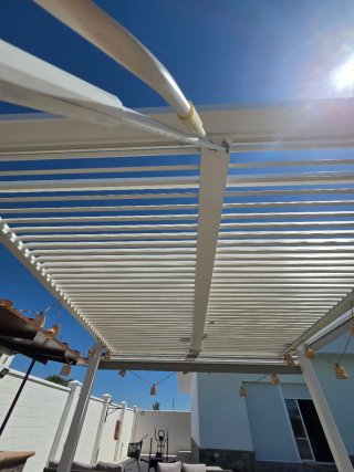 Pérgola biomecanica blanca