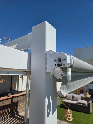 Pérgola biomecanica blanca