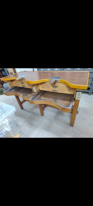 Mesa de joyero de madera y metal