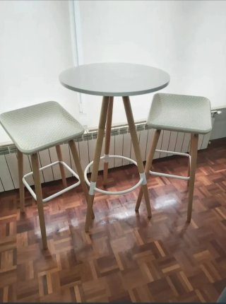 Mesa alta redonda con 2 taburetes