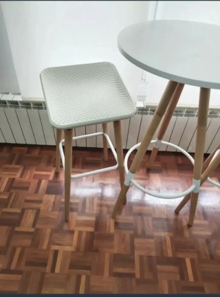 Mesa alta redonda con 2 taburetes