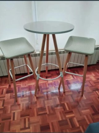 Mesa alta redonda con 2 taburetes