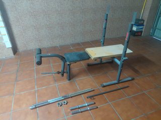 Banco con barra y mancuernas  No se hacen envíos