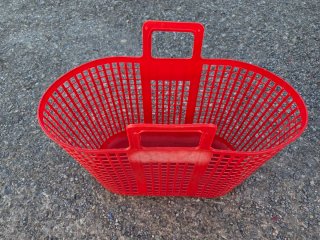 Cesta de plástico vintage roja