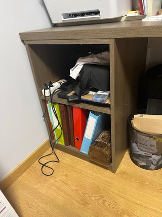 Escritorio con estanterías