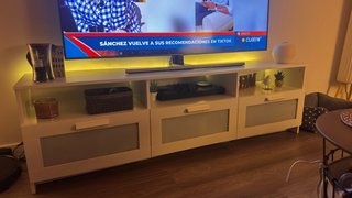 Mueble de salón blanco y madera