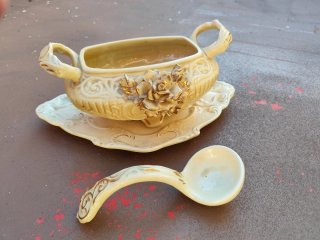 Sopera de porcelana con flor dorada