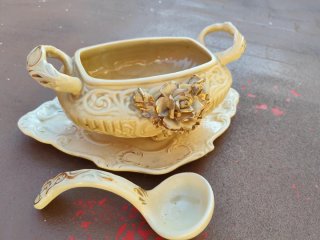 Sopera de porcelana con flor dorada