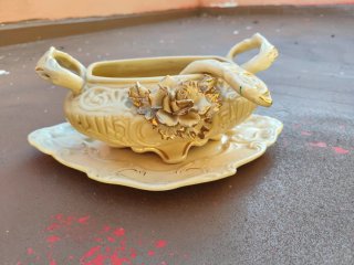 Sopera de porcelana con flor dorada