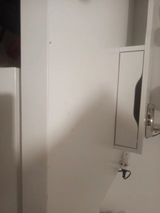 Escritorio blanco con cajones y altillo.