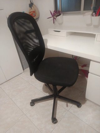 Escritorio blanco con cajones y altillo.