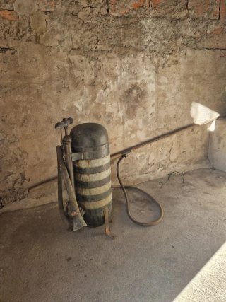 Máquina de Pulverizar Antiga Cobre