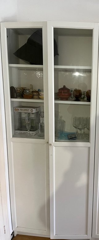 Vitrina de cristal y madera