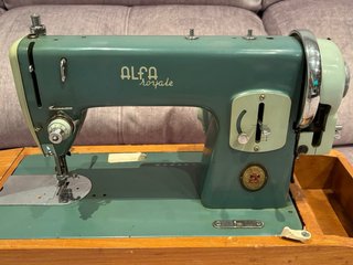 Máquina de coser Alfa Royale