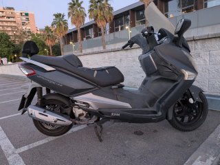 Moto SYM Joymax Maxi Scooter.