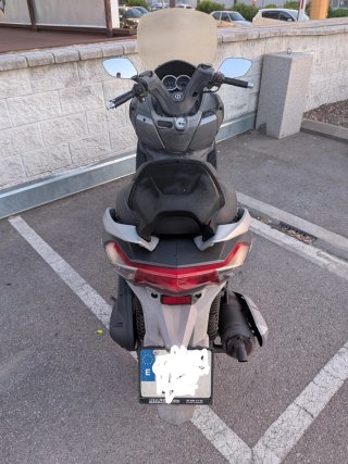 Moto SYM Joymax Maxi Scooter.