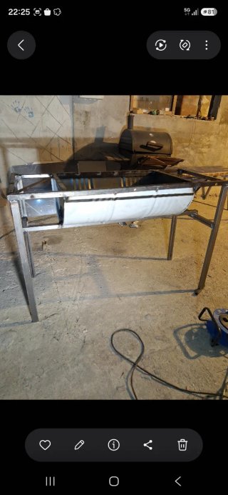 Barbacoa metálica verde hecha a mano