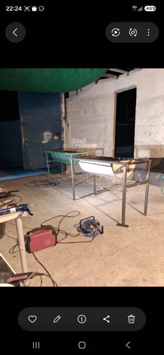 Barbacoa metálica verde hecha a mano