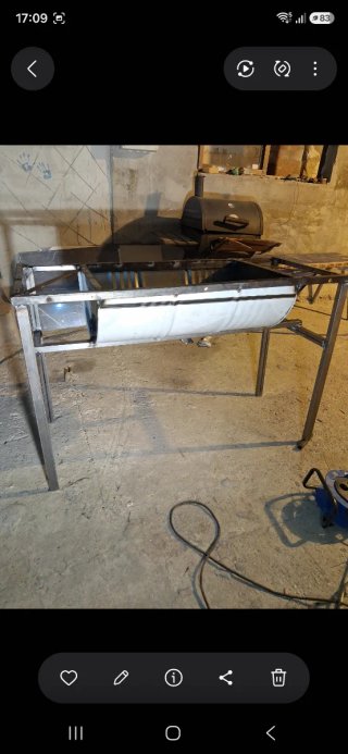 Barbacoa metálica verde hecha a mano