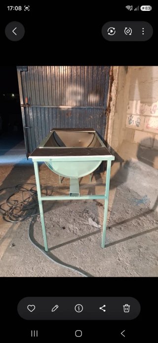 Barbacoa metálica verde hecha a mano
