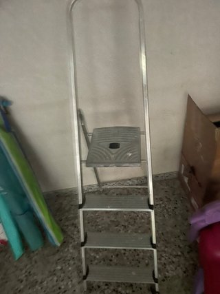 Escalera plegable de aluminio