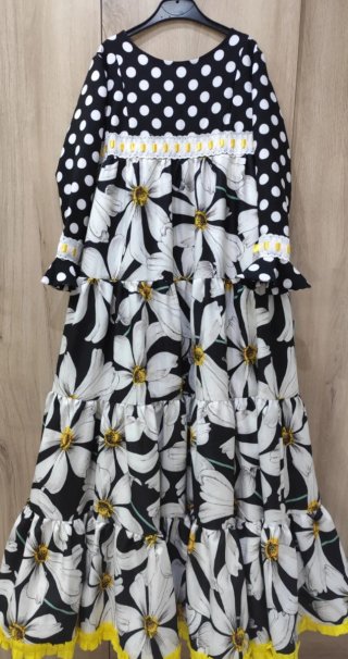 Traje de flamenca con lunares y flores