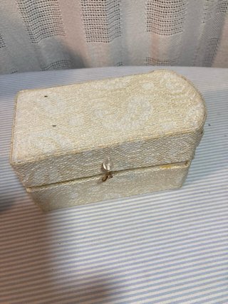 Muñeca antigua con armario