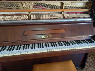 Piano de pared en perfecto estado