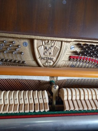 Piano de pared en perfecto estado