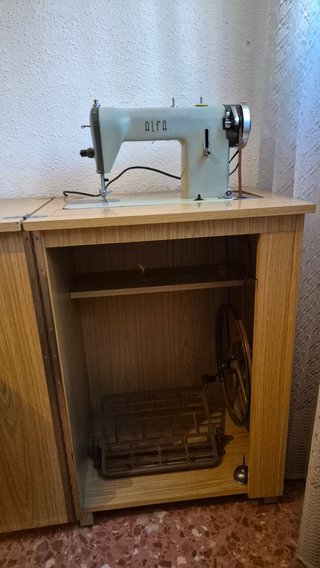 Máquina de coser Alfa clásica con mueble