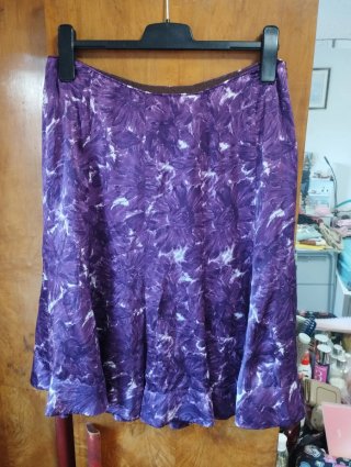 Falda morada con estampado floral