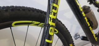 Bicicleta Montaña Negra y Amarilla