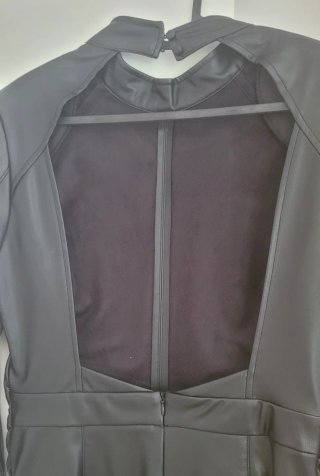 Vestido negro efecto piel