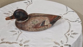 Señuelo de pato de madera tallado