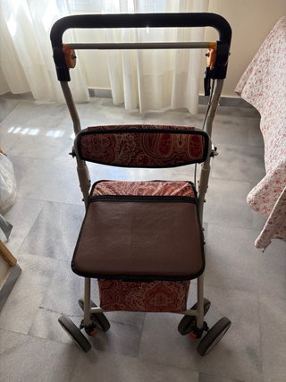 Andador adulto con asiento y cesta
