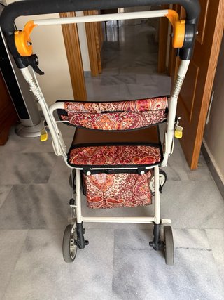 Andador adulto con asiento y cesta