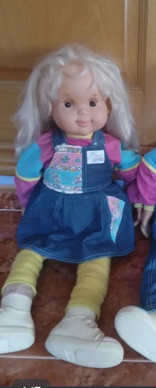 Muñeca con vestido vaquero y amarillo