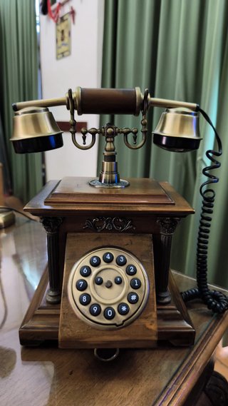 Teléfono retro en madera y metal
