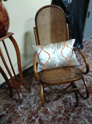 Mecedora antigua de madera y ratán