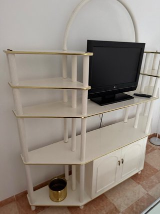 Mueble de salón blanco y dorado