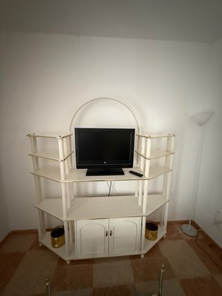 Mueble de salón blanco y dorado