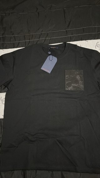 Camiseta Louis Vuitton Negra con Bolsillo