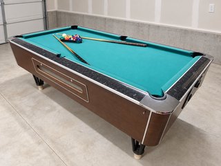 Mesa de billar completa con bolas y tacos