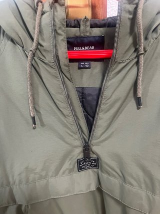 Abrigo/Cortavientos Pull and Bear verde militar