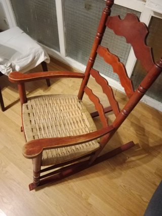 Mecedora de madera estilo rústico
