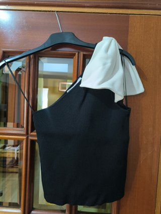 Top asimétrico de punto negro con lazo blanco de Z